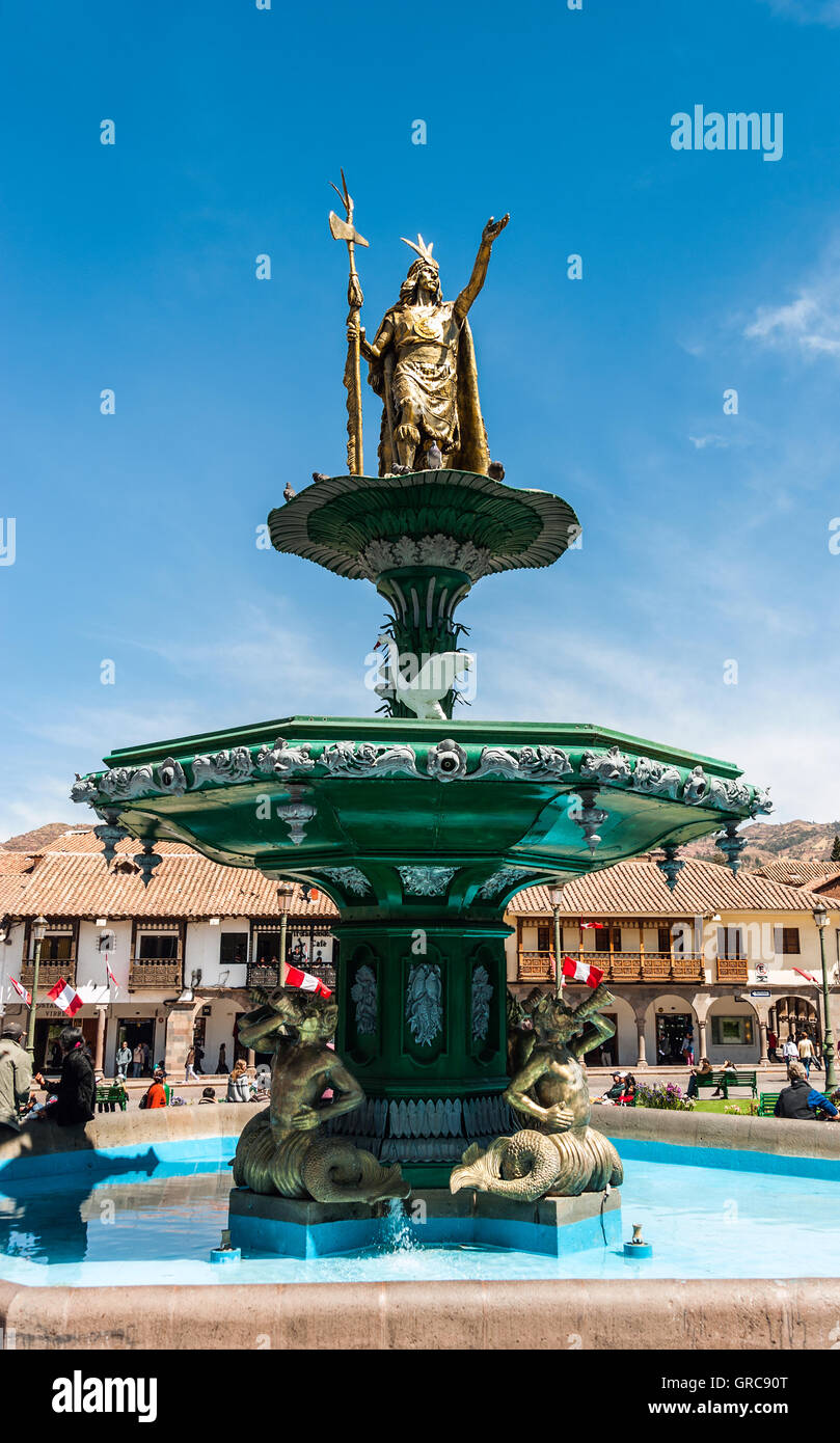 Fontana sovrano inca Manco Capac in Plaza de Armas in Cuzco, Perù Foto Stock