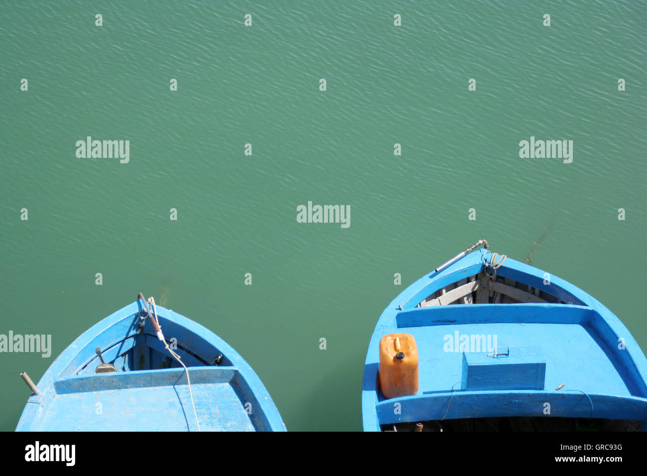 Barche da pesca pesca Mare Blu blu blu Italia Puglia Gallipoli Bug nelle acque del porto Fis Foto Stock