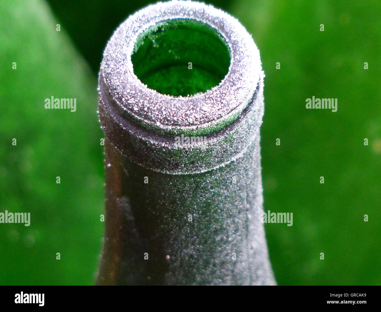 Vuoto verde bottiglia di vino, ghiacciato Foto Stock