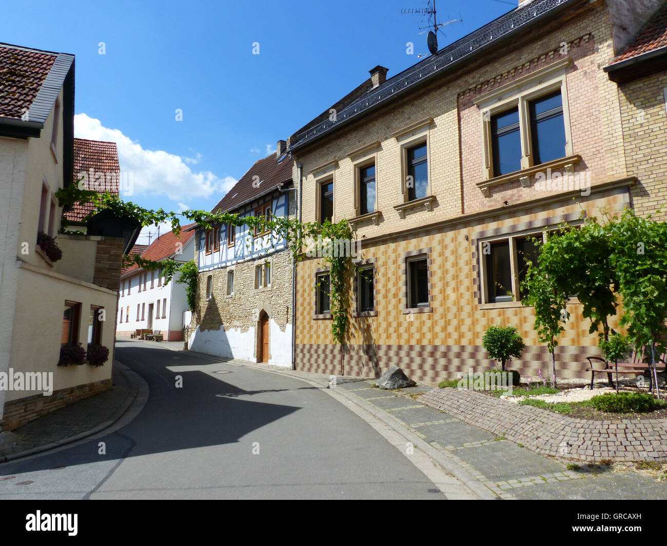 Strada con pittoresche case nel villaggio del vino In Spiesheim Rhinehesse, Renania Palatinato, Germania, Europa Foto Stock