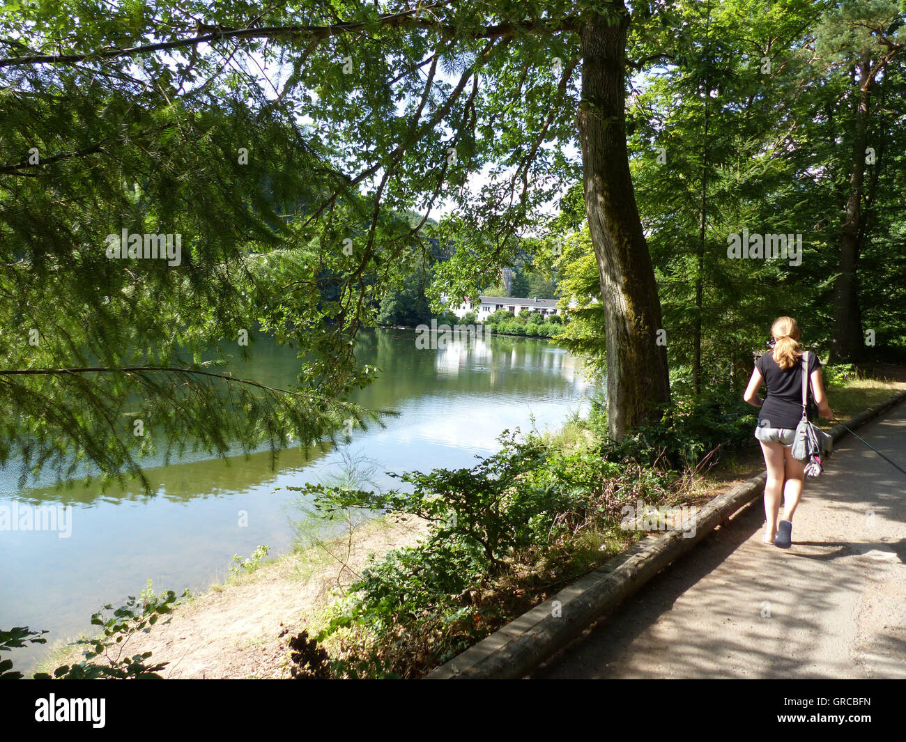 Ragazza fare jogging lungo il Eiswoog Foto Stock