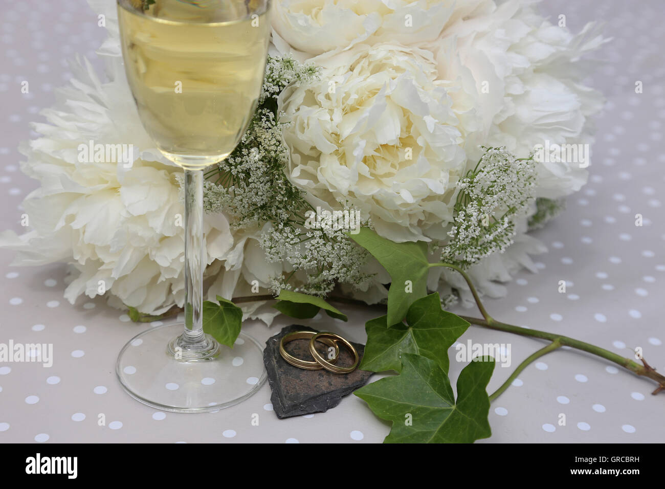 Nozze, Bouquet nuziale, gli anelli di nozze e bicchiere di Champagne, Symbolphoto Foto Stock