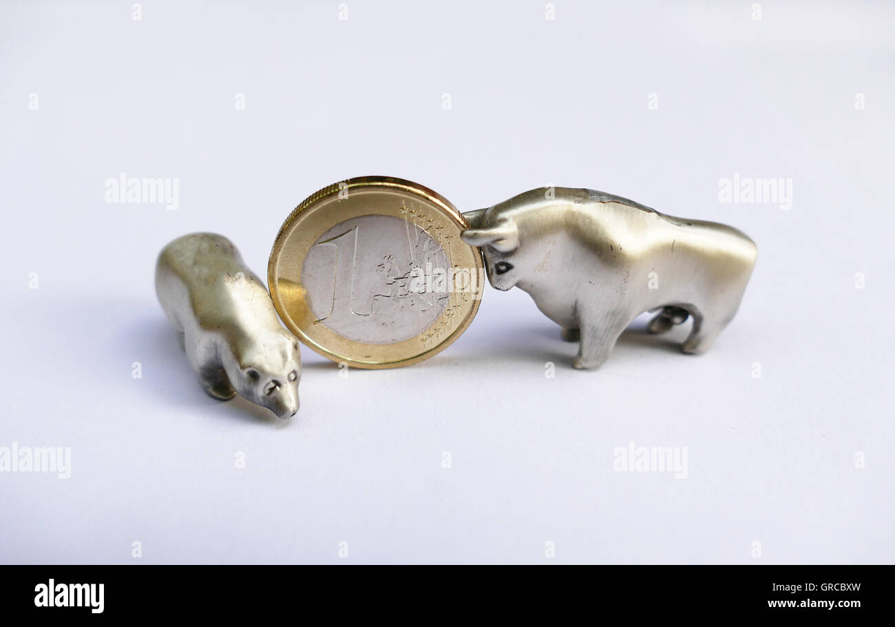 Toro e orso con un Euro moneta, simbolo del mercato azionario Foto Stock