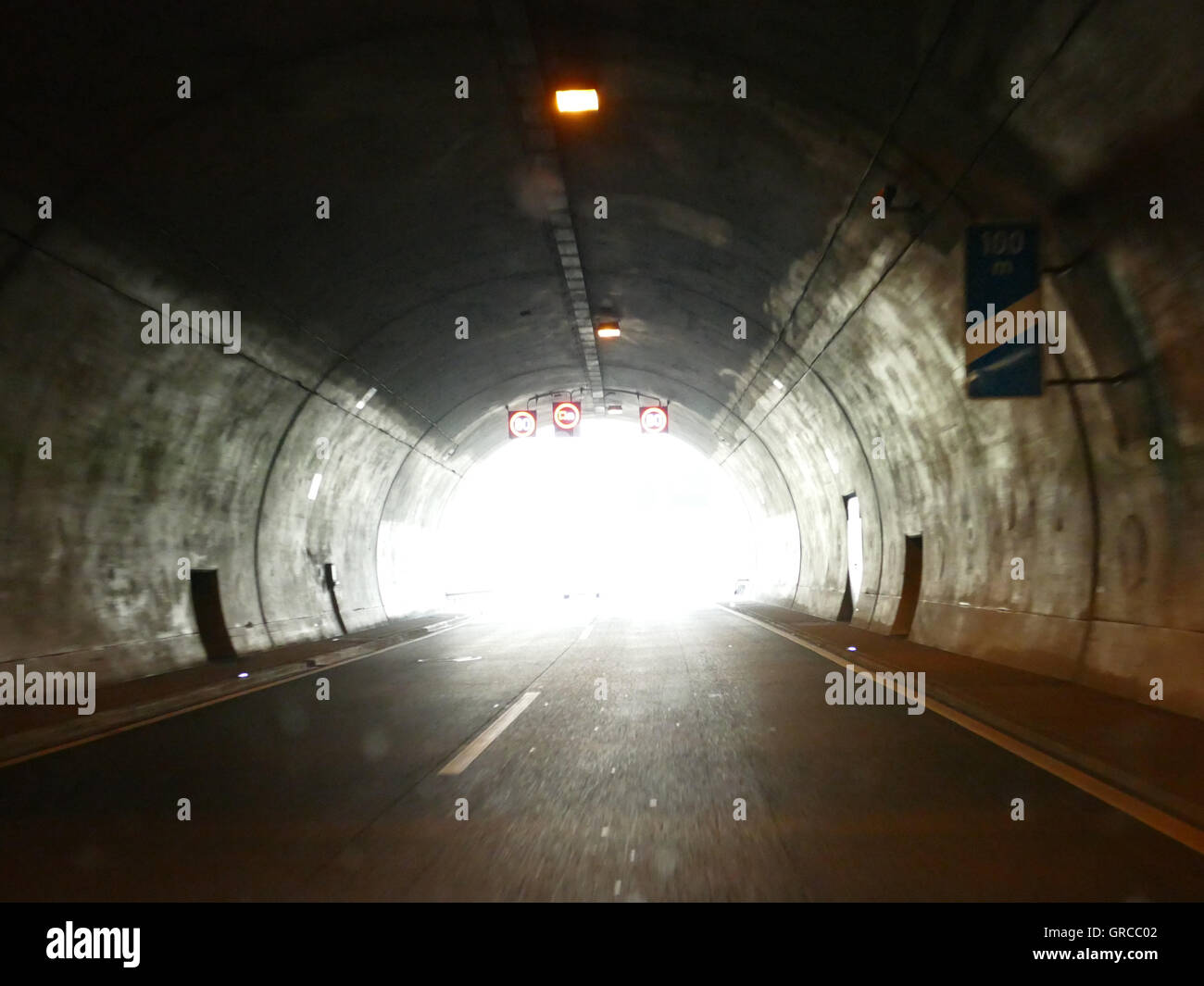Il bagliore della luce alla fine del tunnel, simbolo per il barlume di speranza, morente, Credenza Foto Stock
