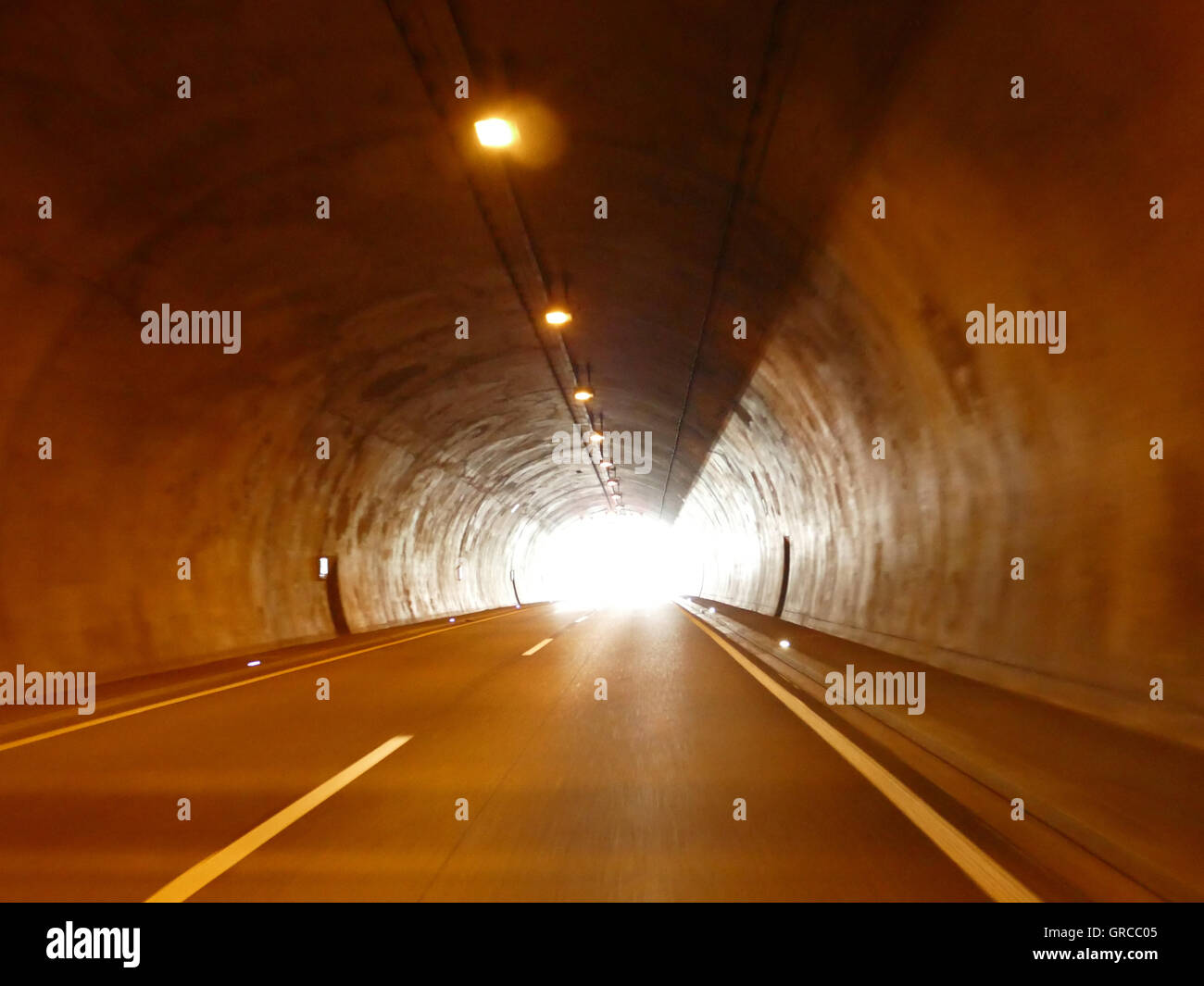 Il bagliore della luce alla fine del tunnel, simbolo per il barlume di speranza, morente, Credenza Foto Stock