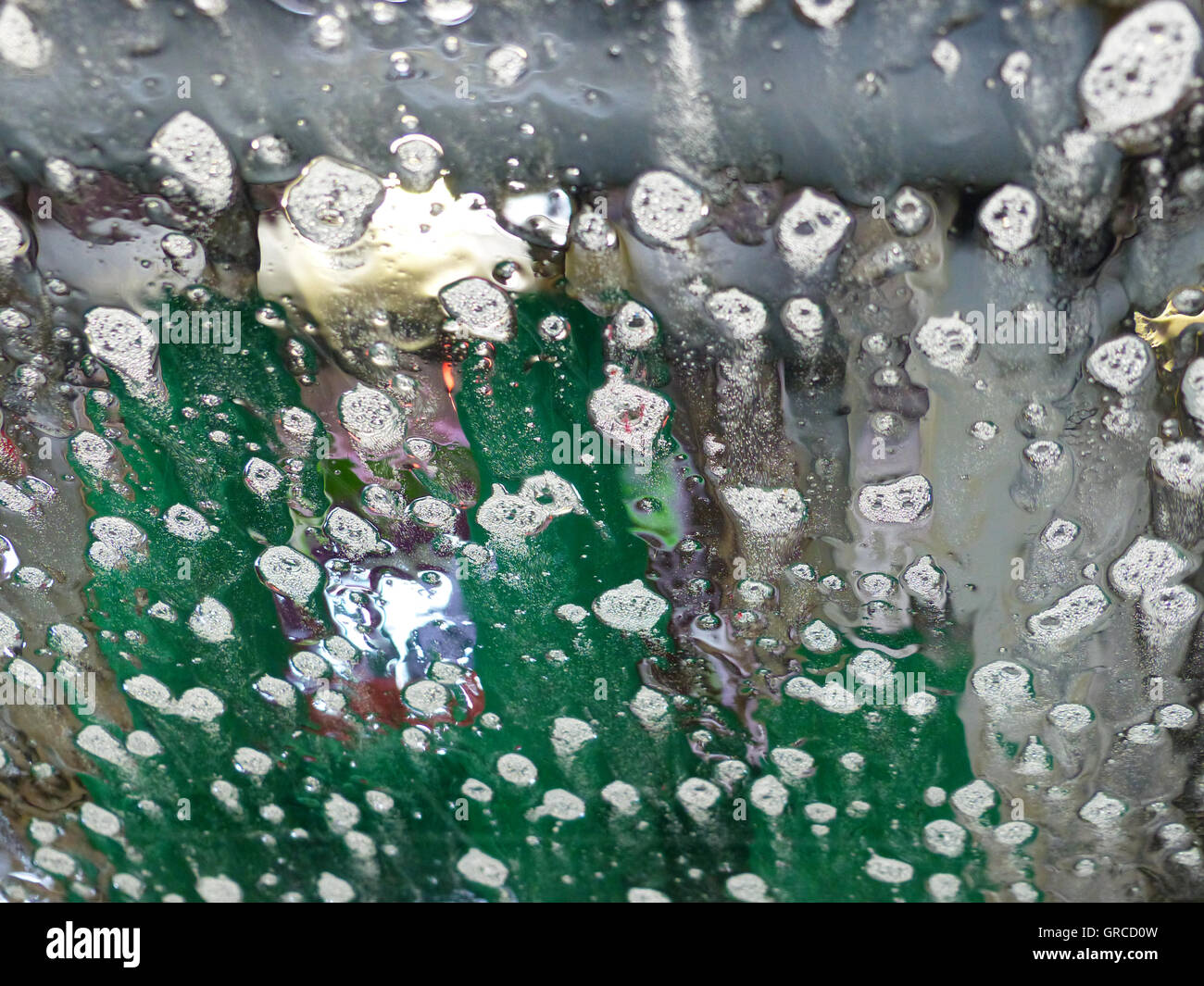In Car Wash, astrattamente, acqua e schiuma sul parabrezza Foto Stock