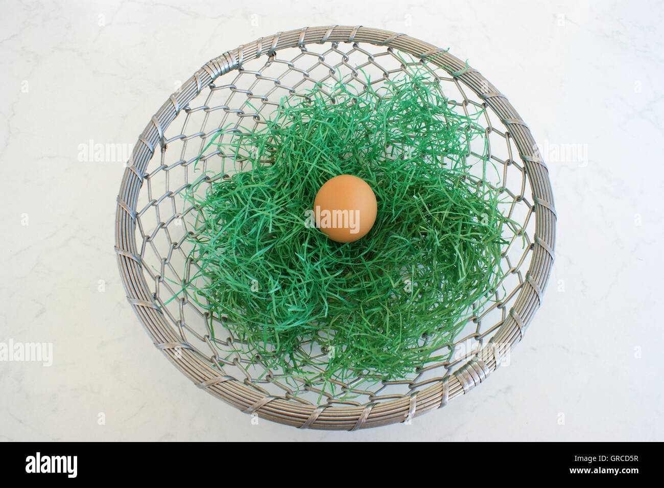 Brown uovo in un cesto di Pasqua Foto Stock