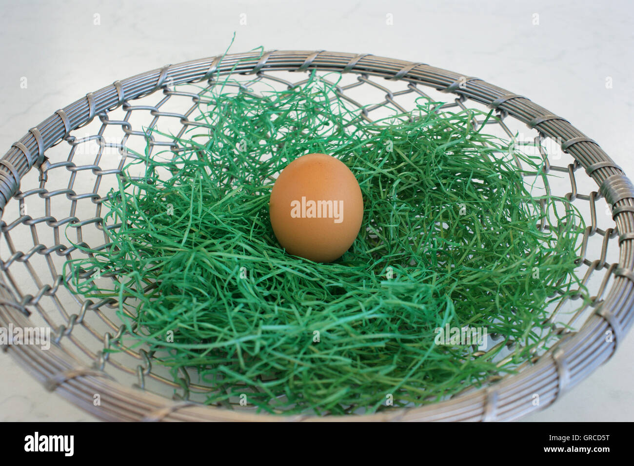 Brown uovo in un cesto di Pasqua Foto Stock