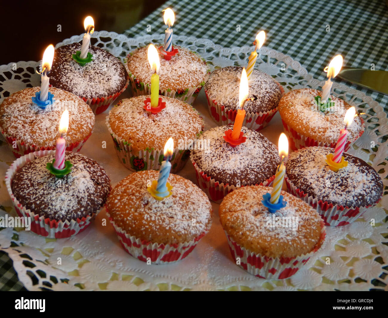 Muffin con candele, torta di compleanno, undicesimo compleanno Foto stock -  Alamy