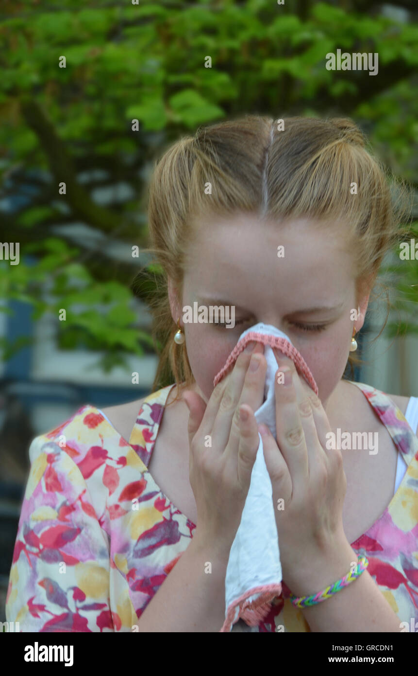 Soffiare il naso, starnuto, allergia Foto Stock