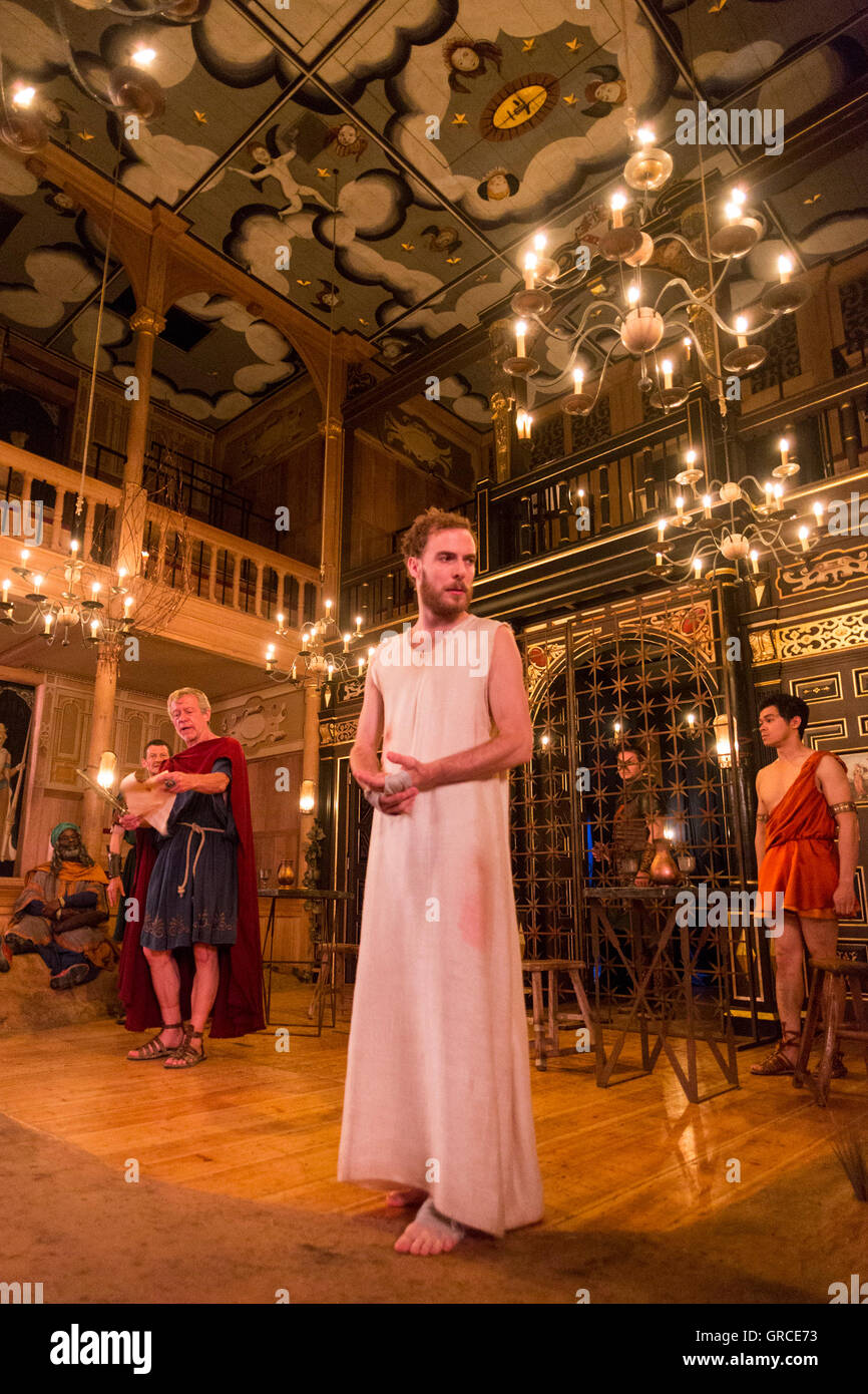 Londra, Regno Unito. Il 6 settembre 2016. Stephen Boxer (Tiberio Cesare) e Samuel Collings (Gesù). La commedia The Inn at Lydda scritto da John Wolfson e diretto da Andy Jordan corre al Sam Wanamaker Playhouse dal 2 Settembre al 27 settembre 2016. Foto Stock