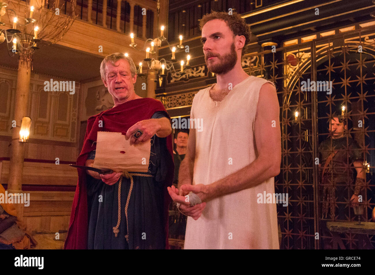 Londra, Regno Unito. Il 6 settembre 2016. Stephen Boxer (Tiberio Cesare) e Samuel Collings (Gesù). La commedia The Inn at Lydda scritto da John Wolfson e diretto da Andy Jordan corre al Sam Wanamaker Playhouse dal 2 Settembre al 27 settembre 2016. Foto Stock