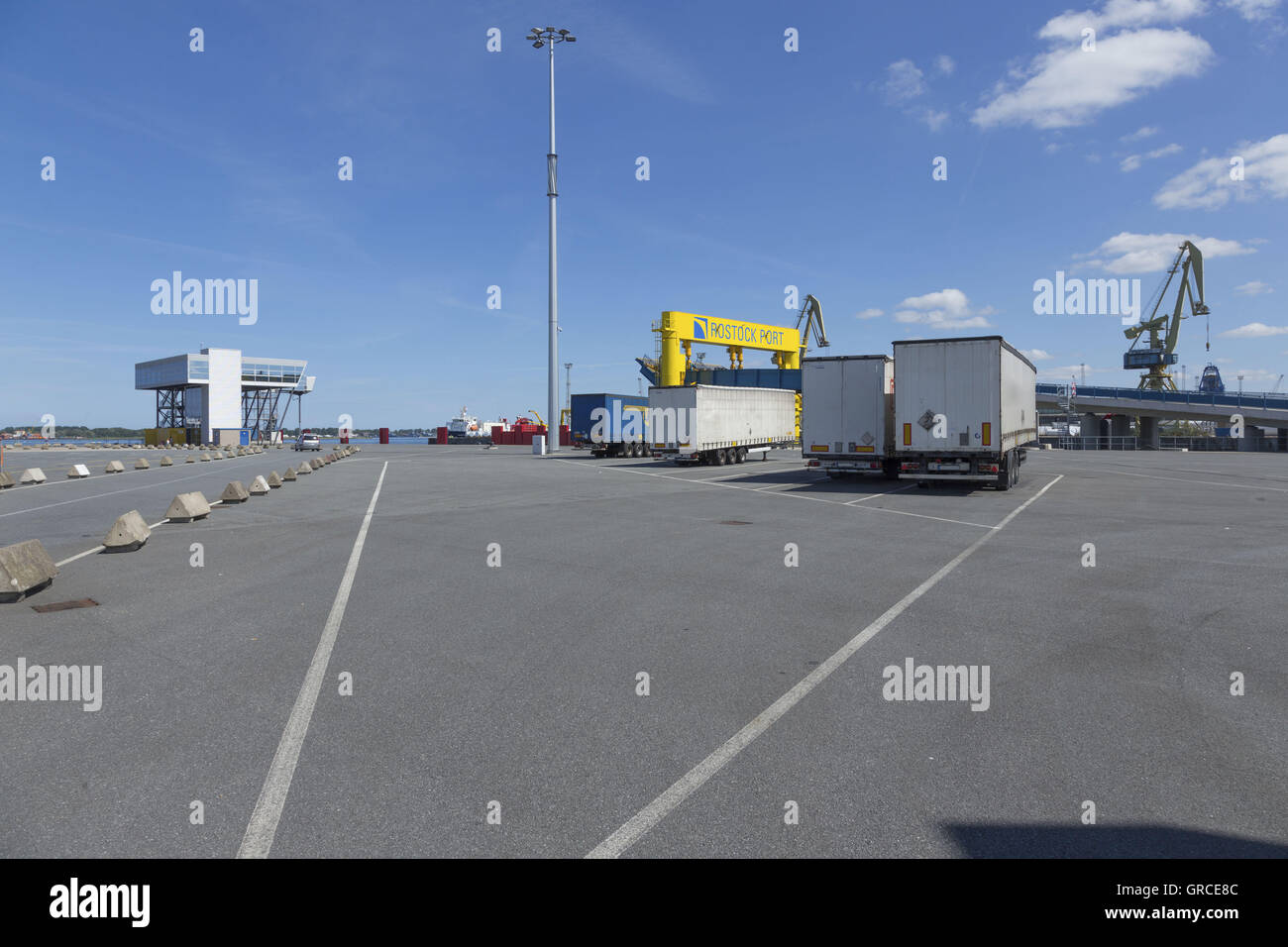 Parcheggiato rimorchi dei camion in Porto dei Traghetti di Warnemuende Foto Stock