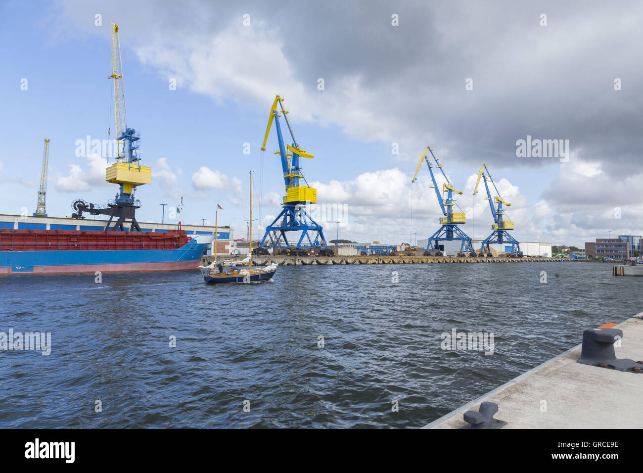 Due Master di fronte ad una nave da carico generale nel porto di Wismar Meclemburgopomerania occidentale Foto Stock