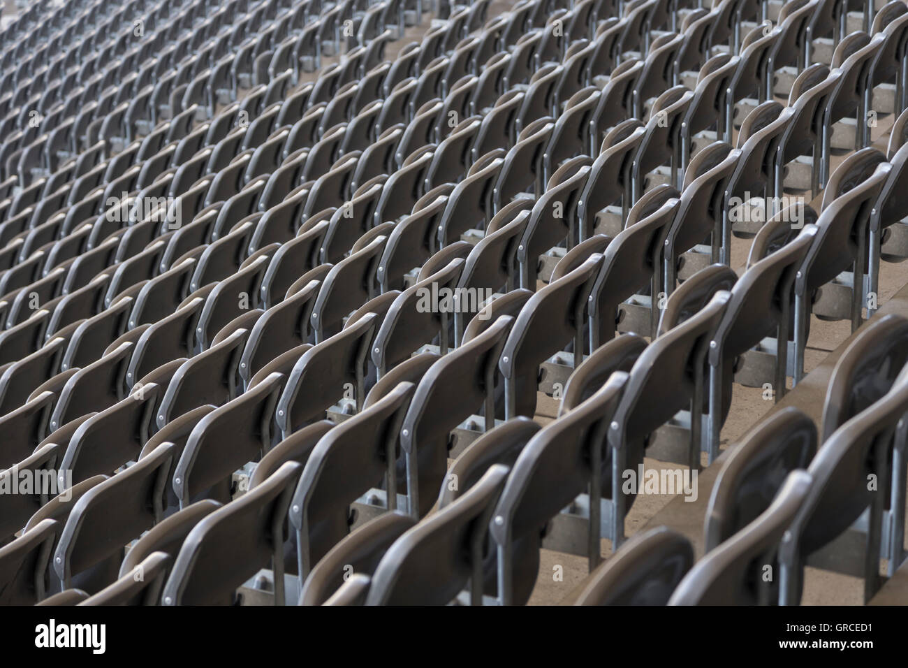 File di sedie in uno stadio di calcio Foto Stock