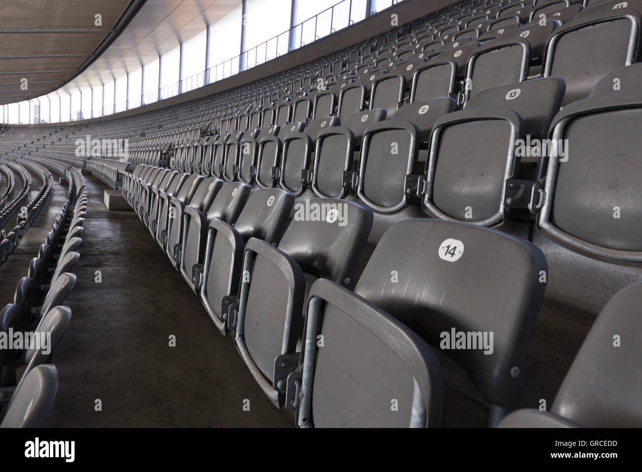 Sedie in fila in alto rango dello stadio Foto Stock