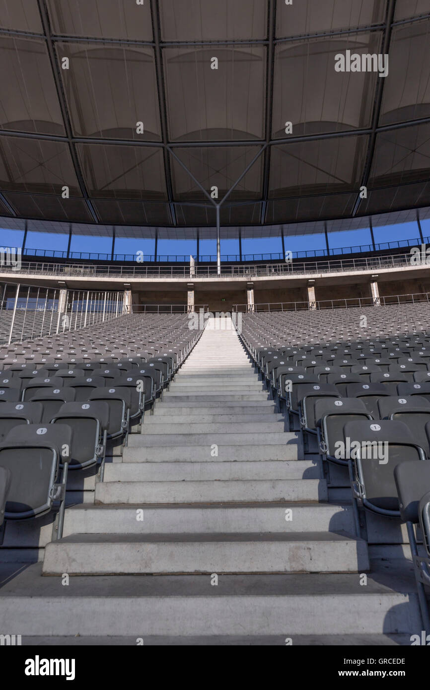 Scale tra le file di sedili in uno stadio Foto Stock