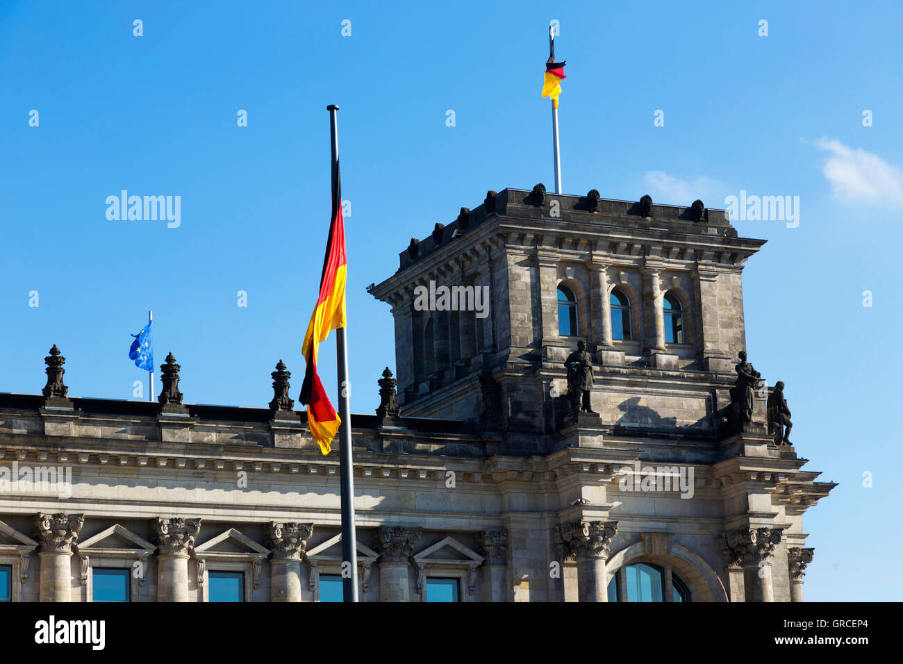 Torre angolare del Reichstag a Berlino con bandiere di decorazione e di statue Foto Stock