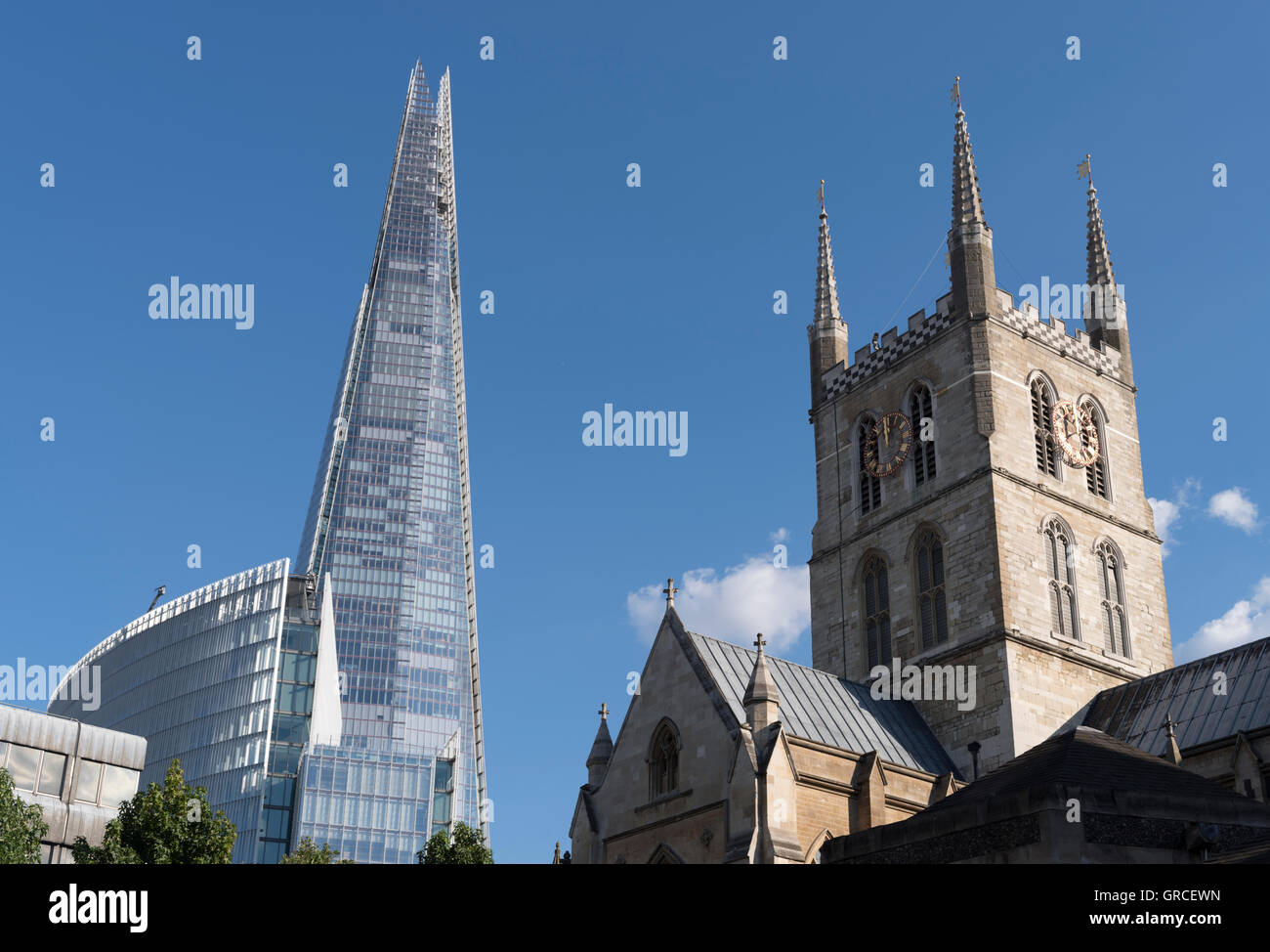 La torre di Shard e Cattedrale di Southwark, Londra, Regno Unito Foto Stock