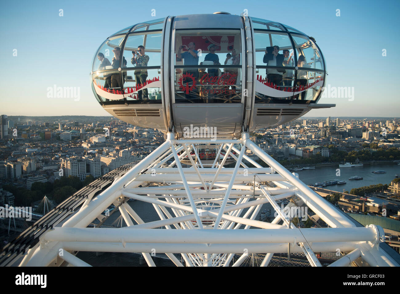 London Eye ruota panoramica che si affaccia sul Tamigi, Londra, Inghilterra. Foto Stock