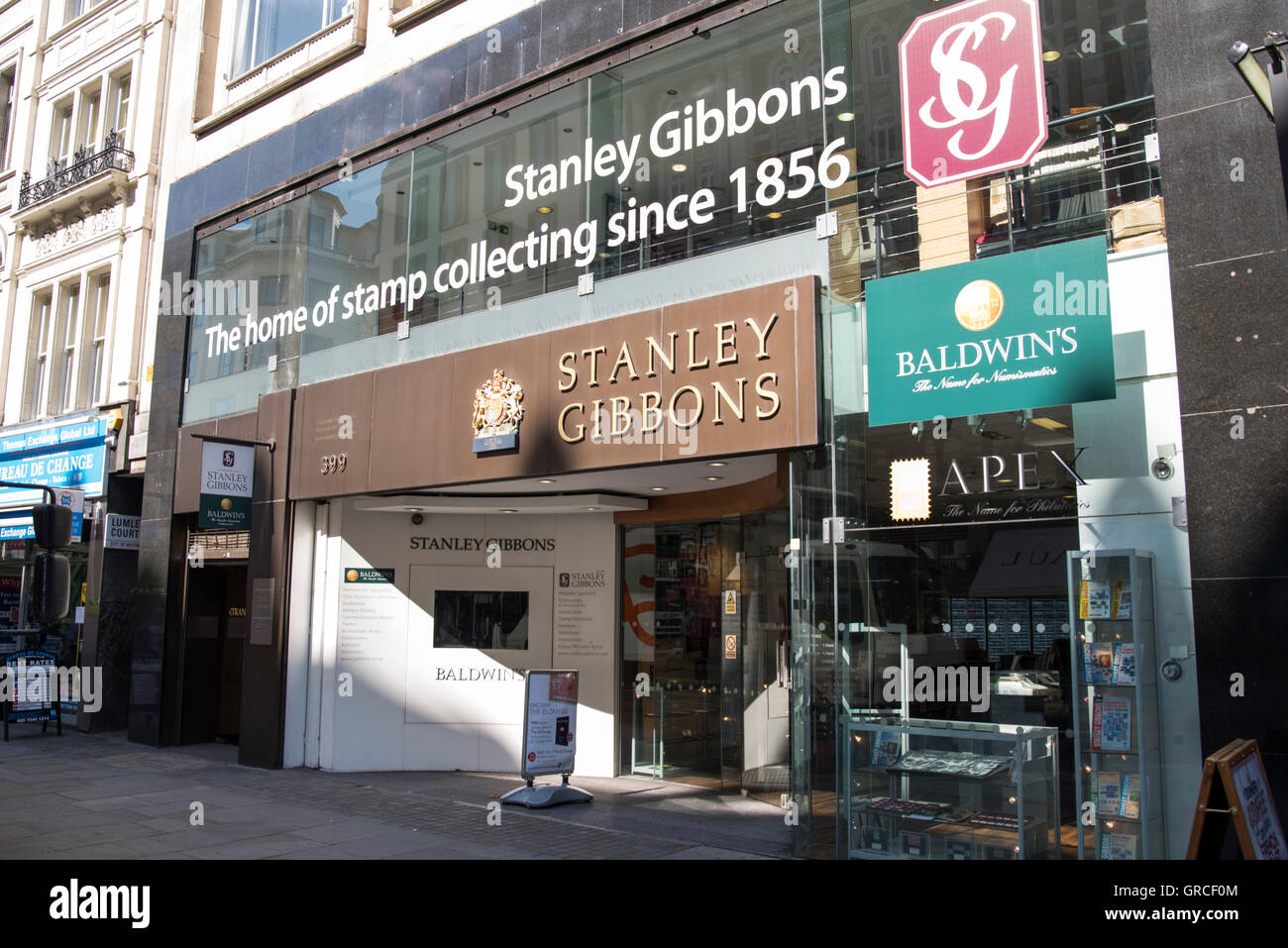 Stanley Gibbons timbro del negozio di raccolta sullo Strand, Londra, Inghilterra. Foto Stock