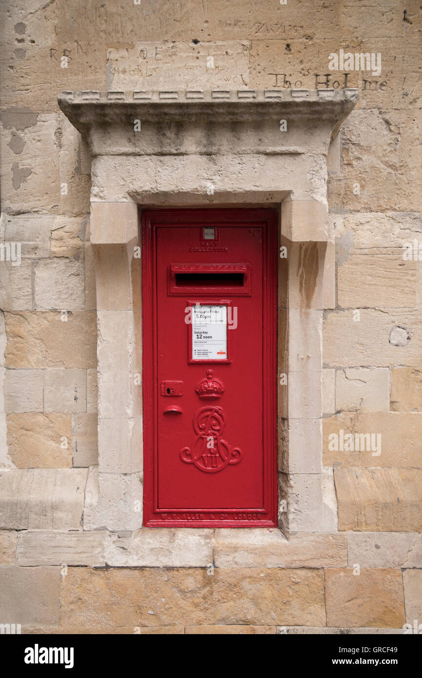 ER VII post box - Edward VII (postbox condizionati tra 1901-1910) tradizionale rosso casella postale presso il Castello di Windsor, Foto Stock