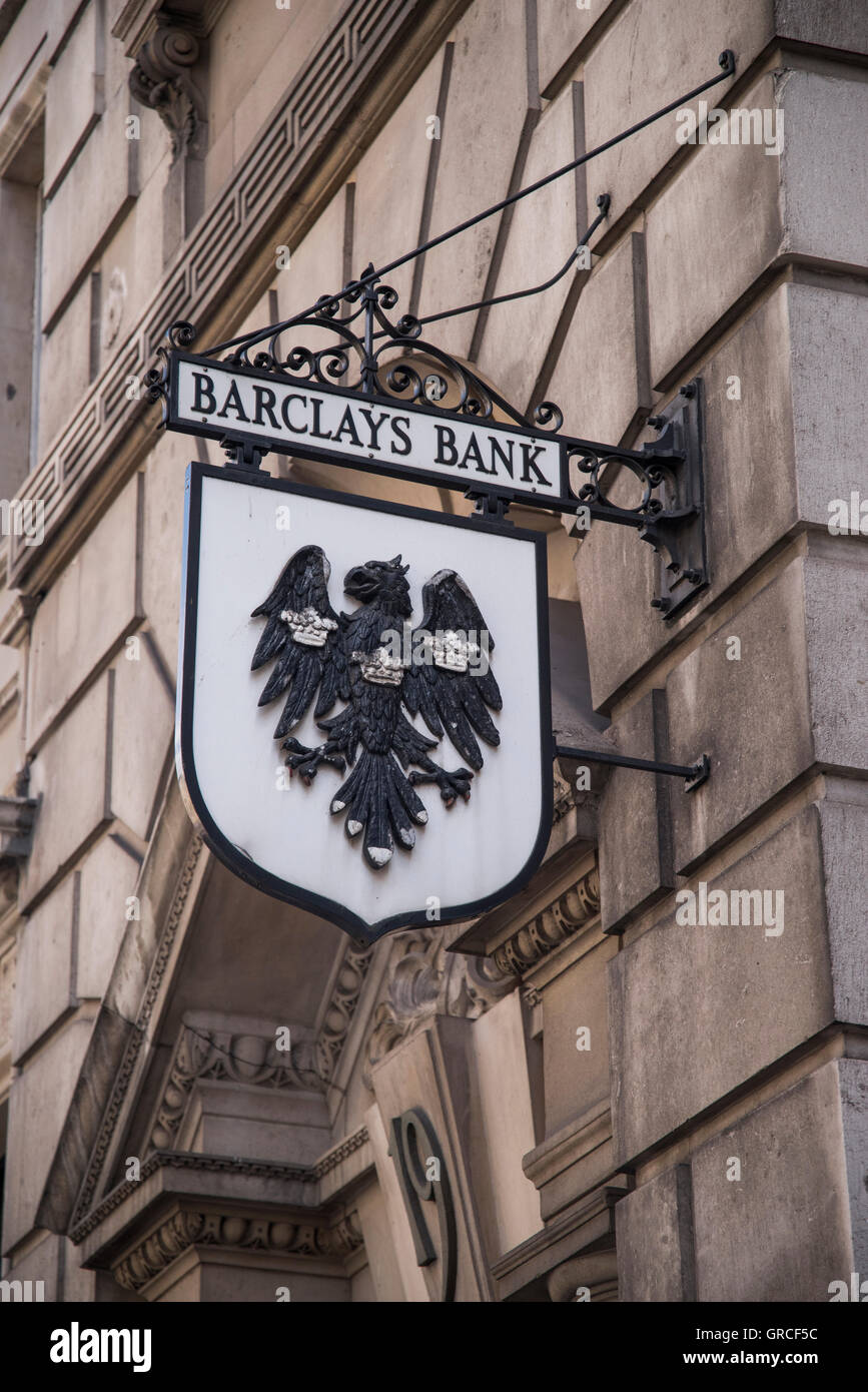 Barclays Bank firmare con la cresta su 19 Fleet Street, Londra, Inghilterra Foto Stock