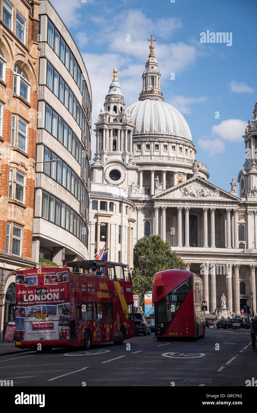 London Double Decker bus rosso nella parte anteriore della Cattedrale di San Paolo a Londra, Inghilterra, Regno Unito Foto Stock