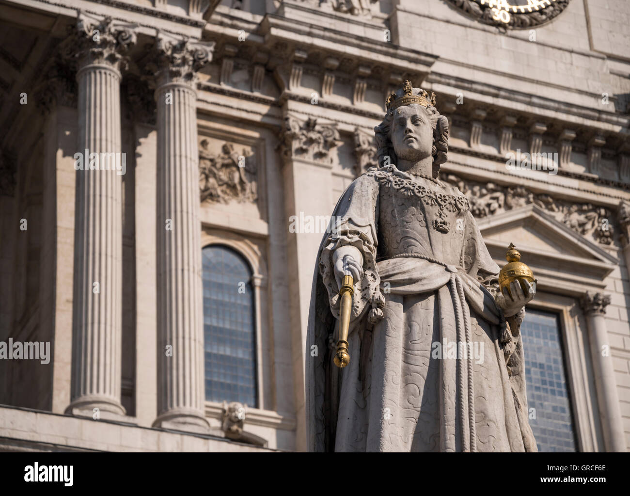 Replica della statua della regina Anna eretta nel 1886 esterno Cattedrale di San Paolo a Londra. Foto Stock