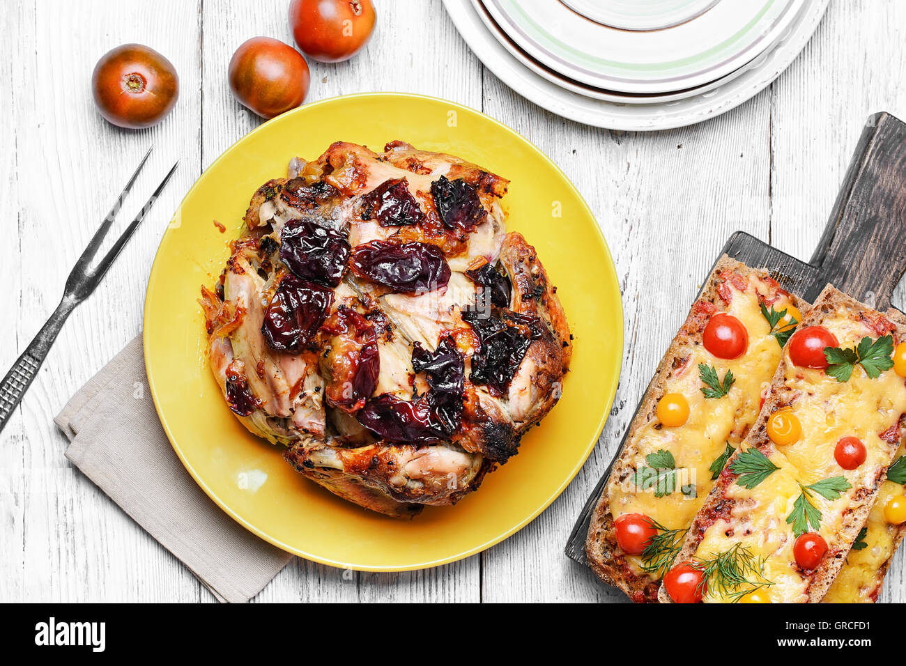 Il pranzo piatto con carcassa arrosto di pollo in salsa di prugne Foto Stock