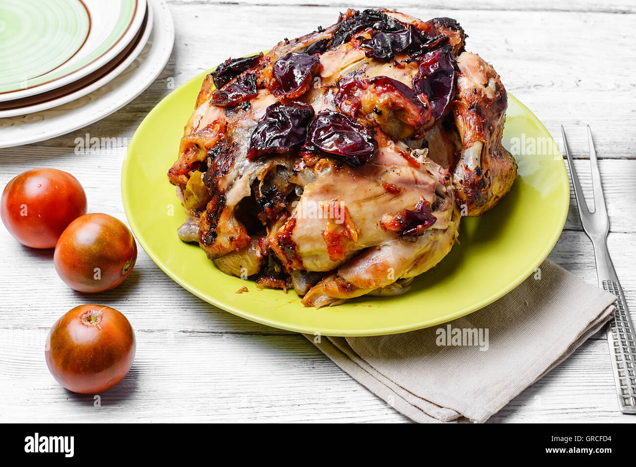 Il pranzo piatto con carcassa arrosto di pollo in salsa di prugne Foto Stock
