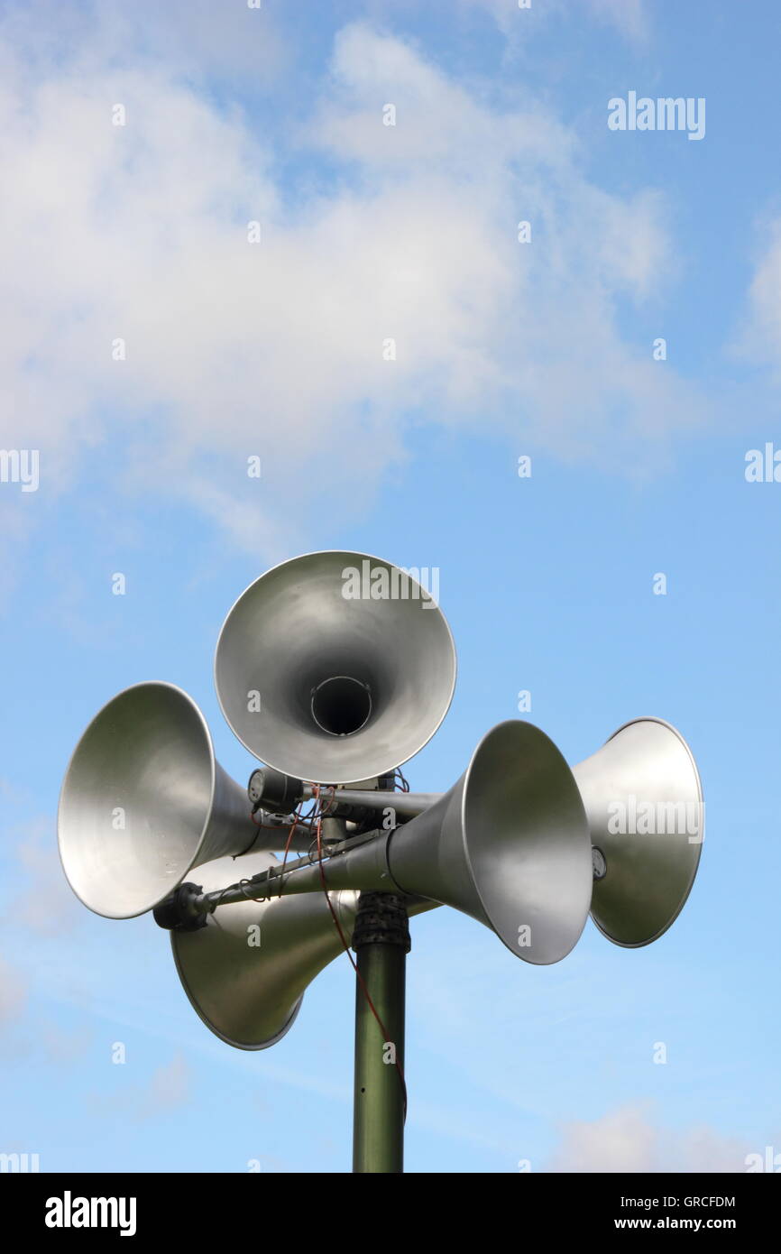 Altoparlanti su un sistema di comunicazione al pubblico contro un cielo blu e nuvole. Copia dello spazio. Foto Stock
