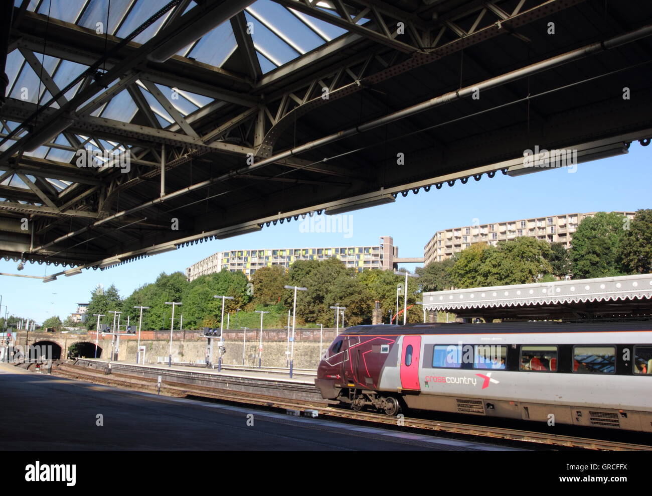 Vergine in pausa il treno visto da una piattaforma su Sheffield la principale stazione ferroviaria cercando di Park Hill appartamenti, Sheffield nello Yorkshire Regno Unito Foto Stock