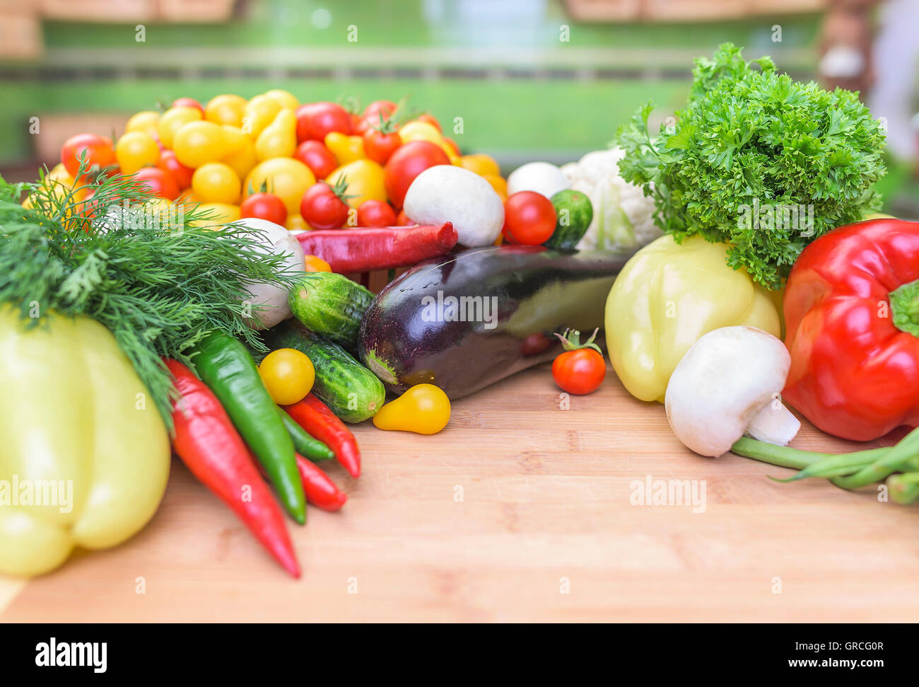 Luminose gustose verdure sul tavolo della cucina. Foto Stock