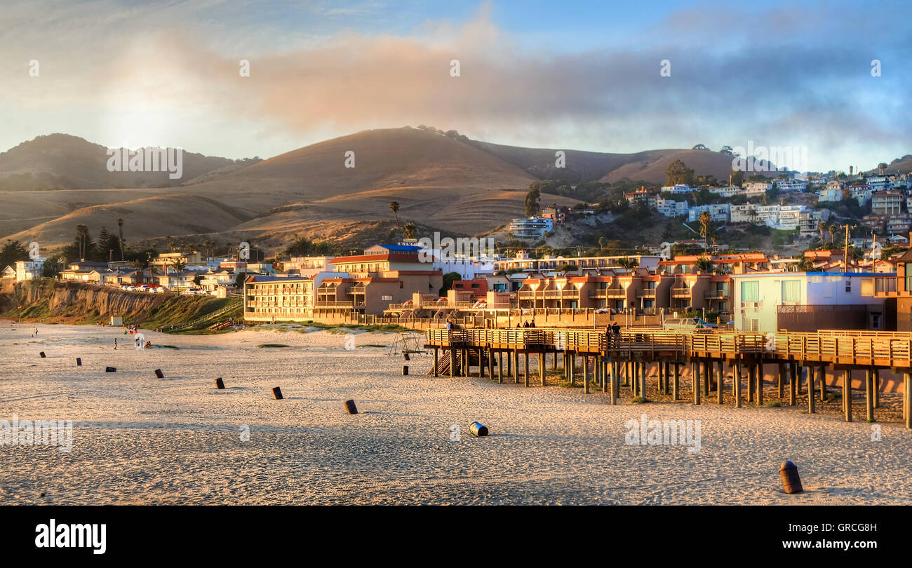 Sun impostazione su Pismo Beach pier Foto Stock