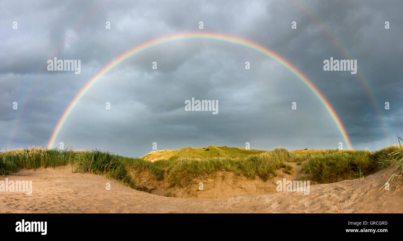 Un doppio arcobaleno in Budle Bay, Northumberland Foto Stock