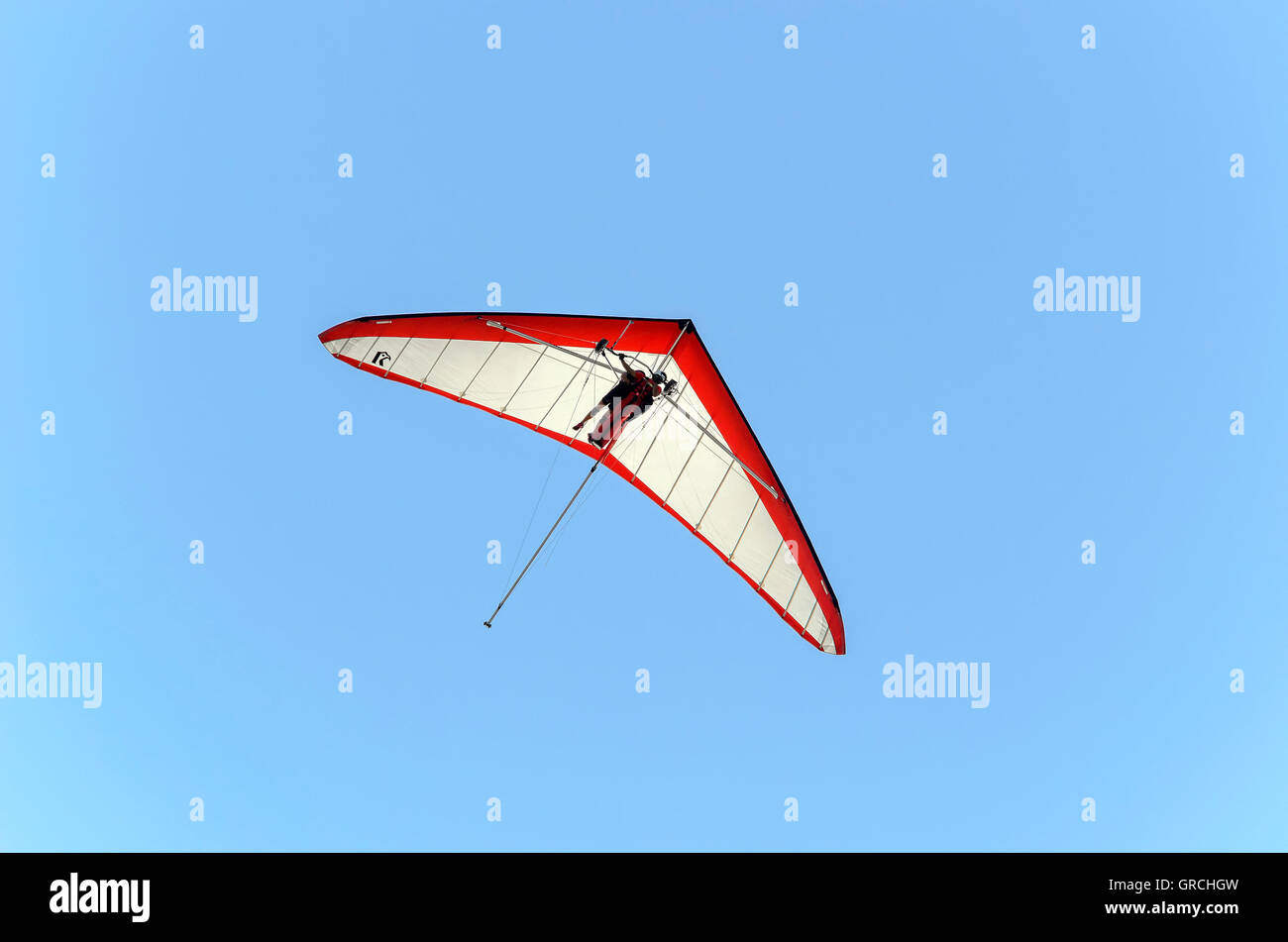 Le vacanze estive. Giovane volare in parapendio, sulla spiaggia di Castellon de la Plana (Spagna). Giornata soleggiata con cielo blu. Foto Stock