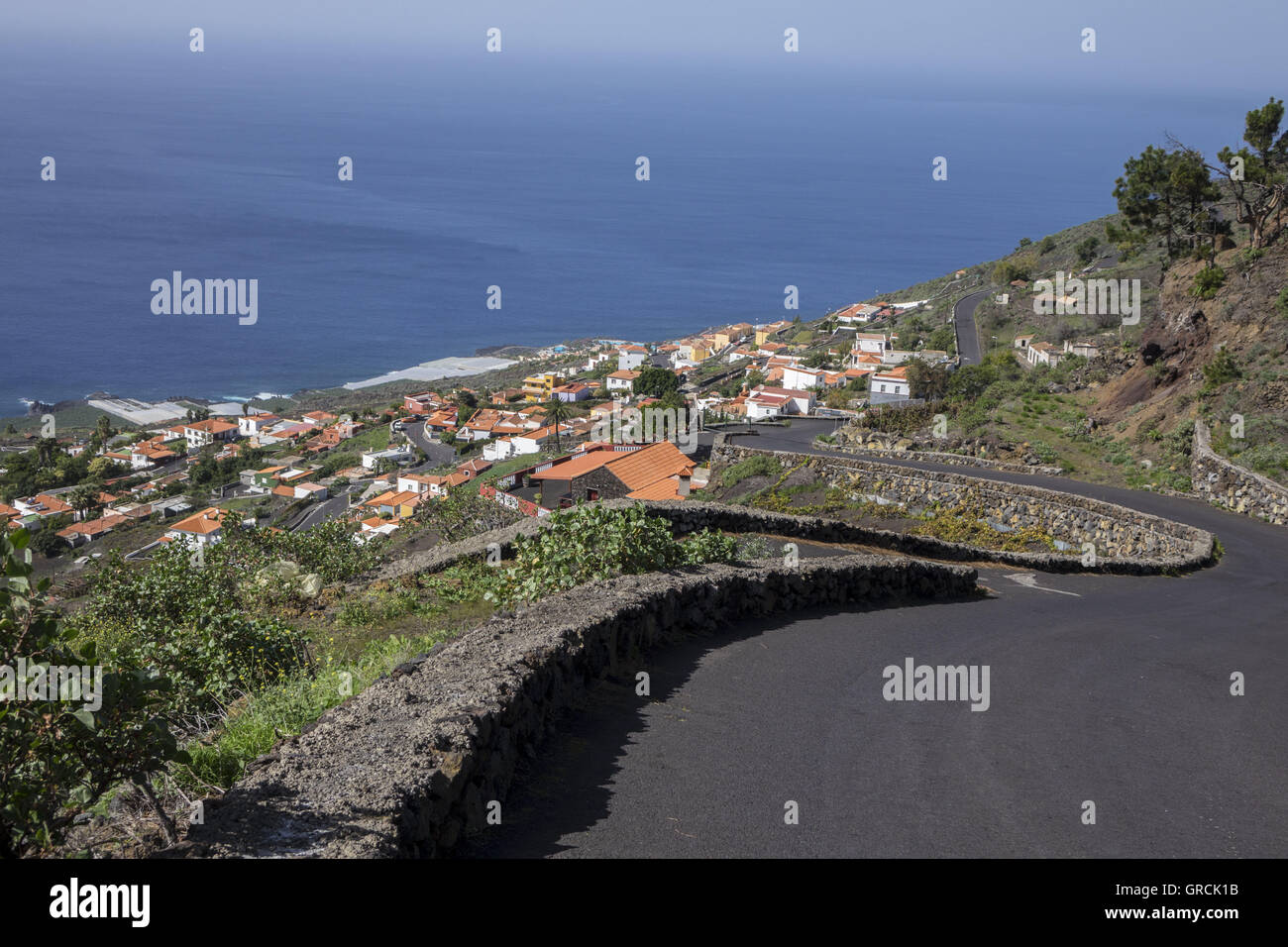 Vista da Fuencaliente giù per Los Quemados, sullo sfondo Oceano Atlantico e cielo blu. La Palma Isole Canarie Foto Stock