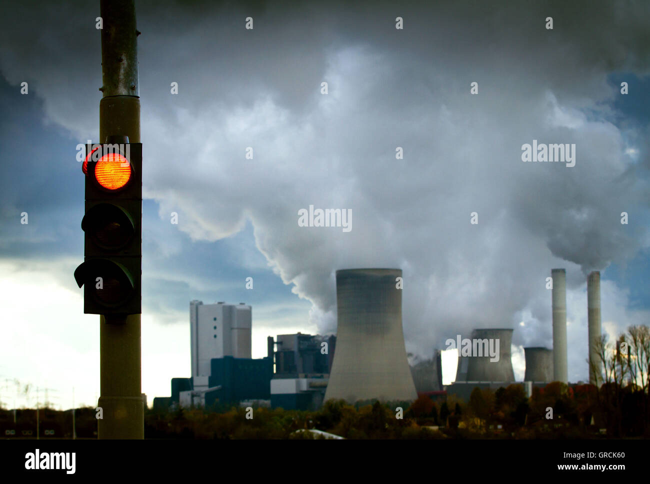 Luce rossa nella parte anteriore del Coal-Fired Power Plant Niederaußem Nrw Foto Stock