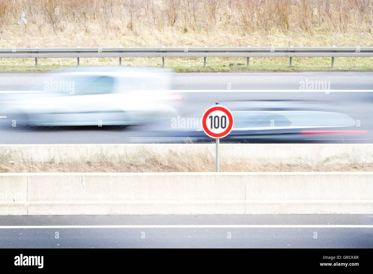 Autostrada Limite di velocità sfocatura del movimento Foto Stock