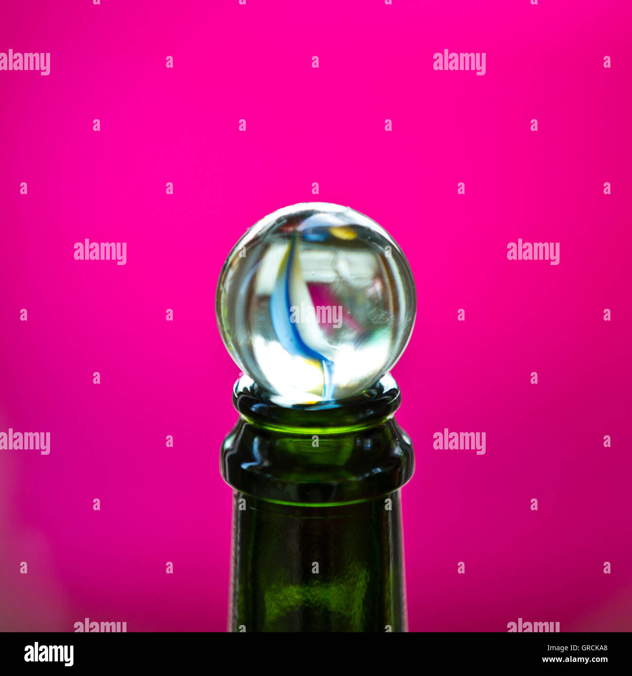 Marmo di vetro sul collo di bottiglia Foto Stock