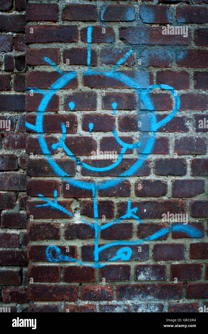 Funny Uomini su un muro di mattoni Graffiti Foto Stock