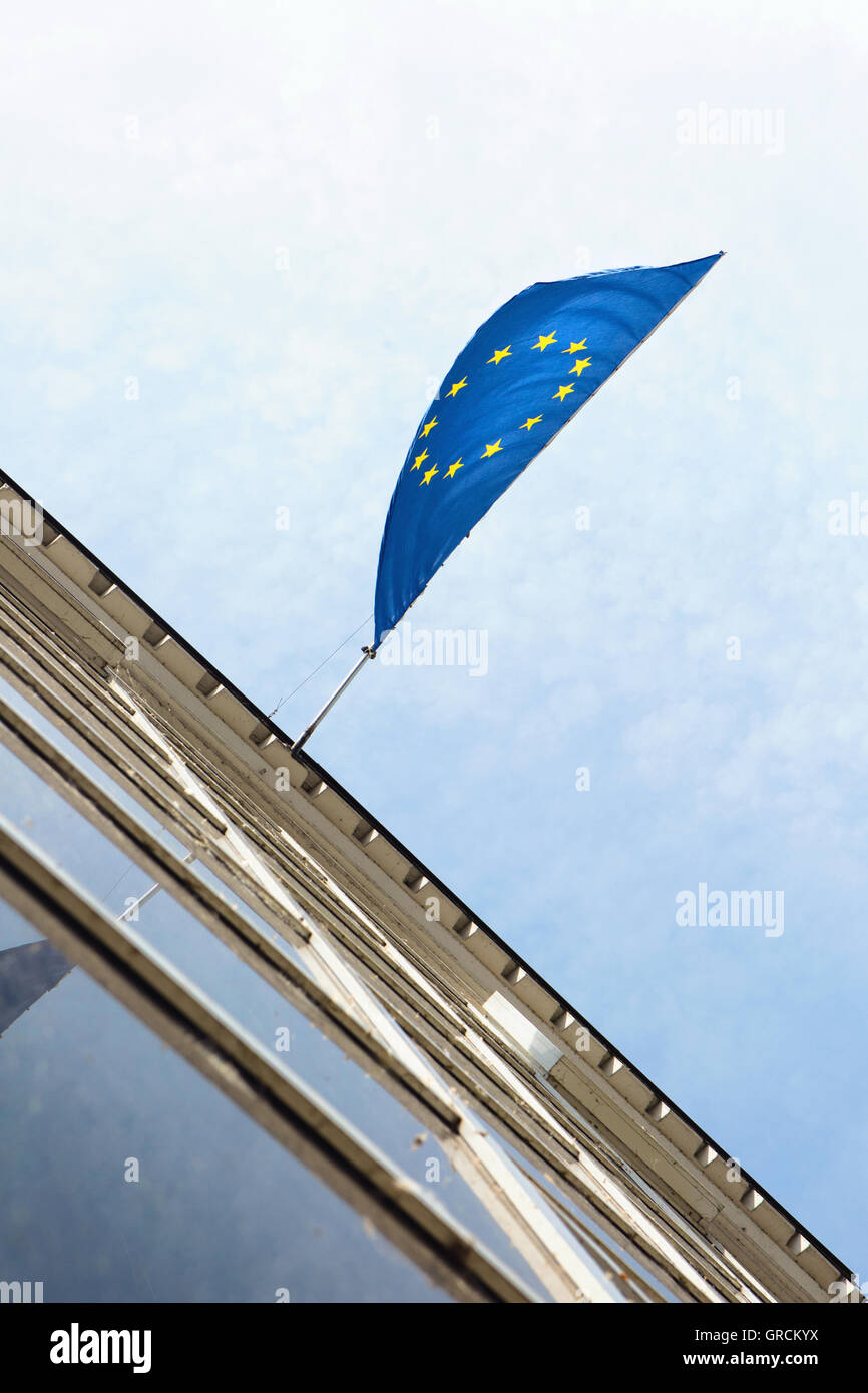 Bandiera europea sulla facciata della casa Foto Stock