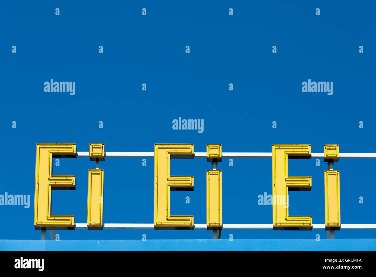 Tabellone elettronico, uova, cielo privo di nuvole Foto Stock