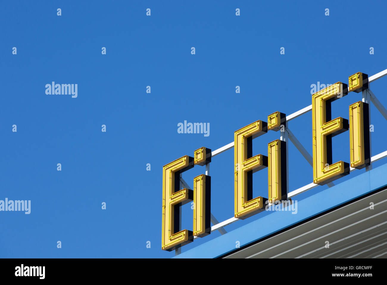 3 volte uovo, tabellone elettronico, cielo privo di nuvole Foto Stock