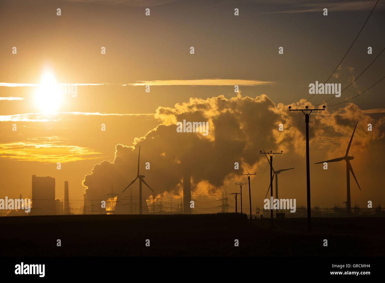 Per la produzione di energia elettrica a carbone Niederaußem vegetali in Sunset Foto Stock