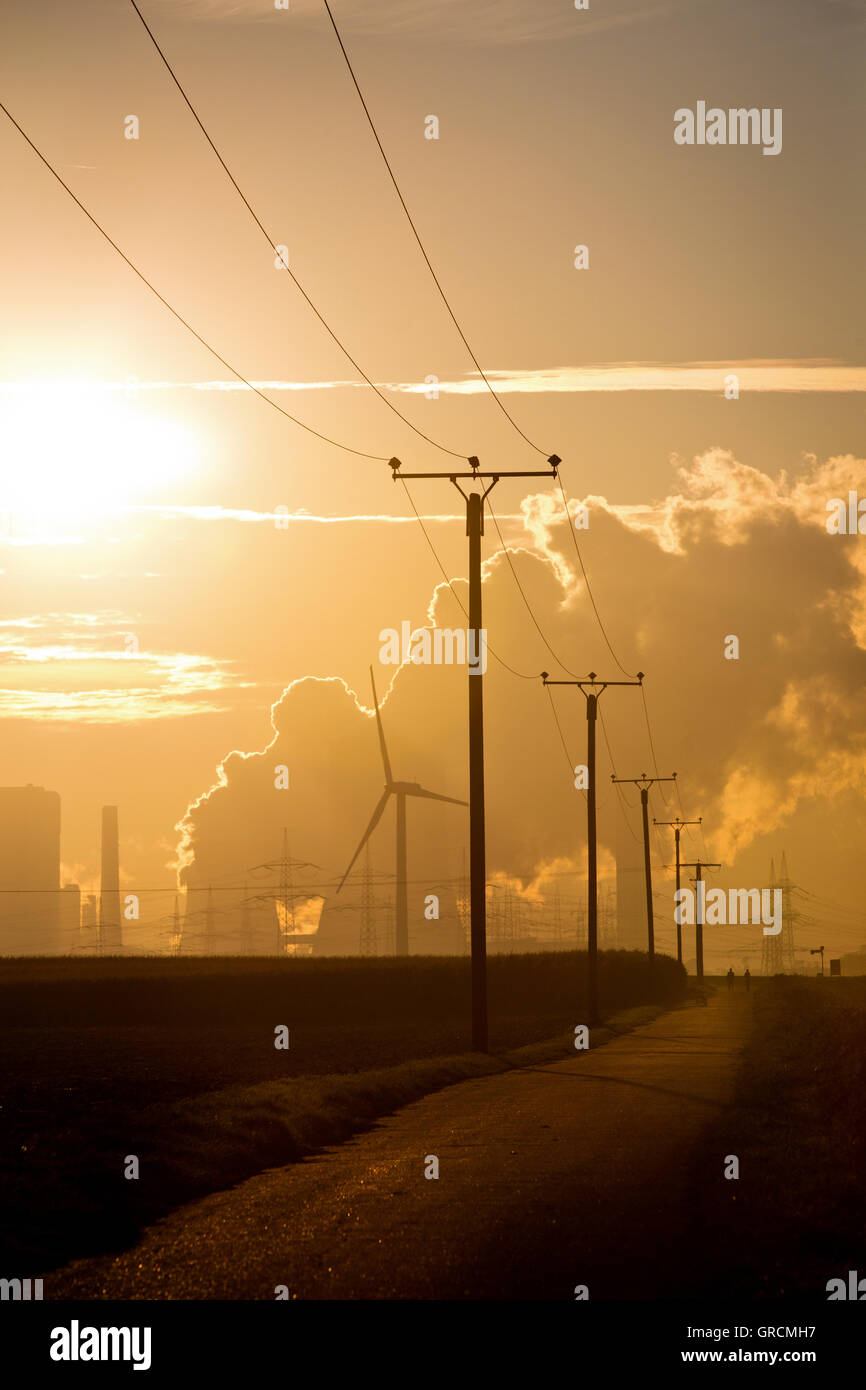 Per la produzione di energia elettrica a carbone Niederaußem vegetali in Sunset Foto Stock