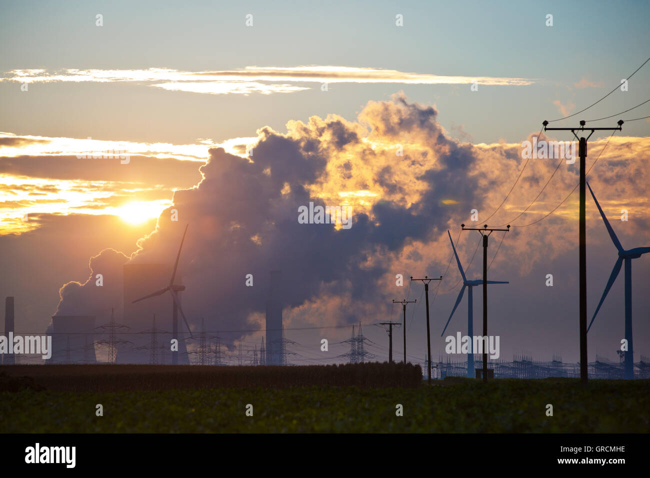 Per la produzione di energia elettrica a carbone Niederaußem vegetali in Sunset Foto Stock