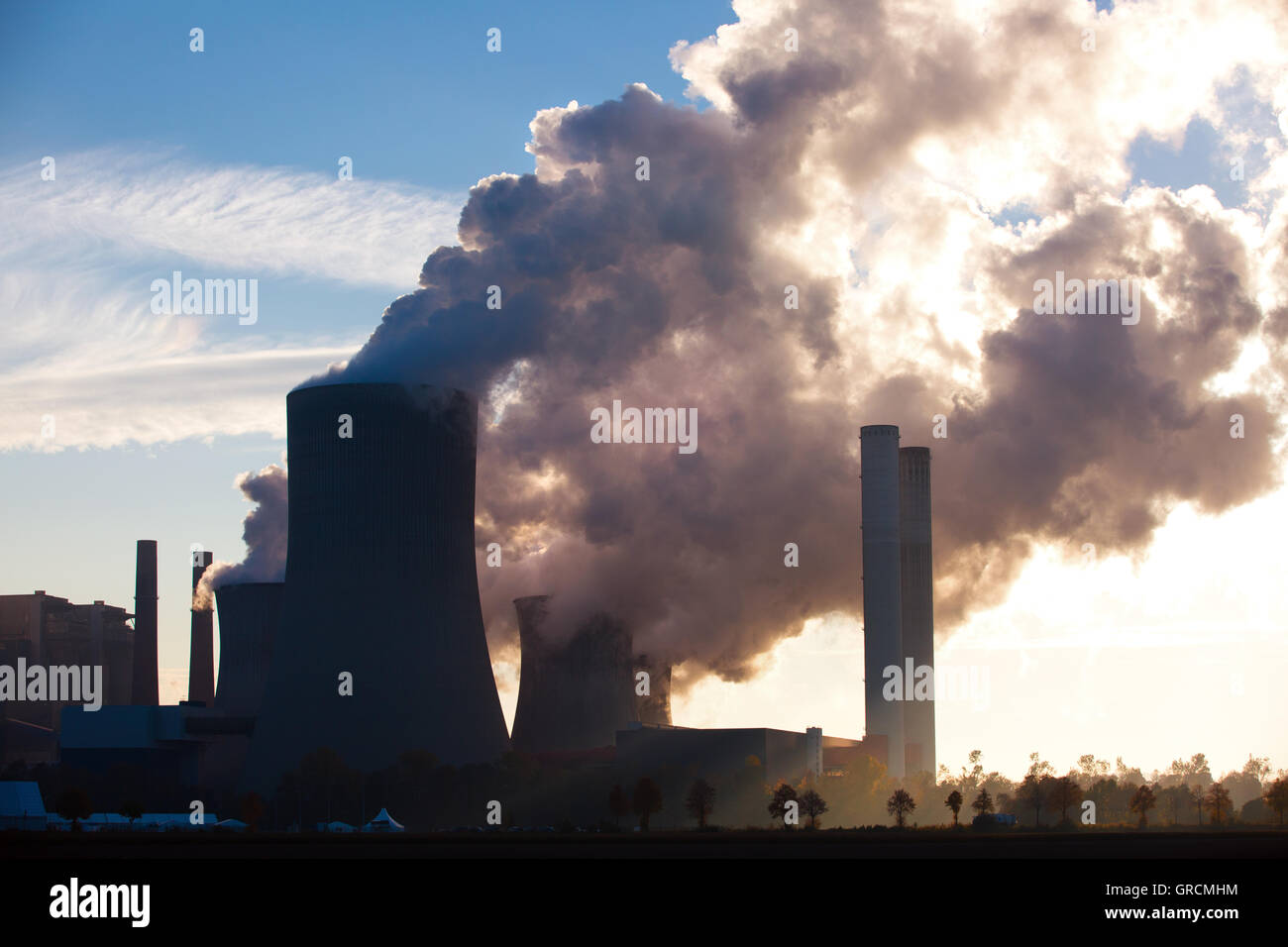 Per la produzione di energia elettrica a carbone Niederaußem vegetali in Sunset Foto Stock