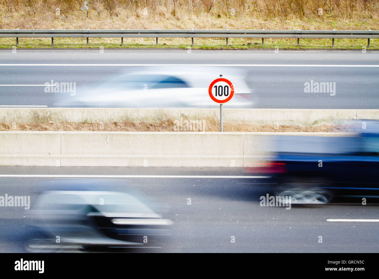 Segno del limite di velocità in autostrada traffico passante Foto Stock